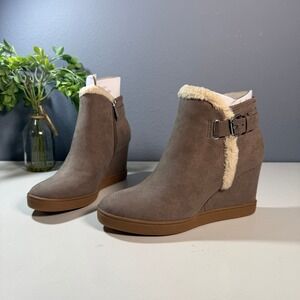 UNISA Taupe Faux Suede Wedge Ankle Boots Women's Size 8Fur Trim Side Zip NEW